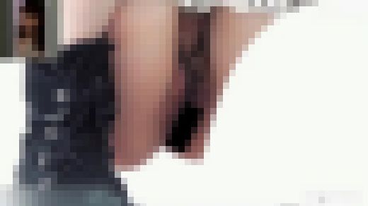 若い美女が押し寄せる和式個室3 サンプル画像3