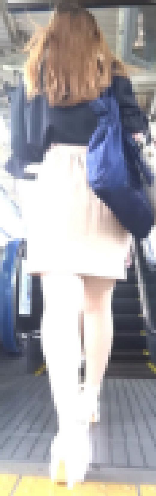 [★新作][★顔出し]パンチラ盗撮 ミニスカギャル 開脚してレース付き白パンツに超接近　サンプル画像1