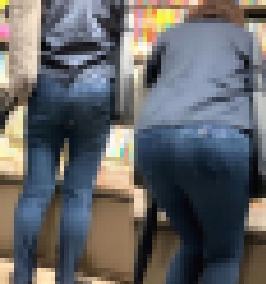 上品な奥様の本格紺デニムはやはり最高 芸術的なシワをじっくり収録【街中風景076】　サンプル画像1