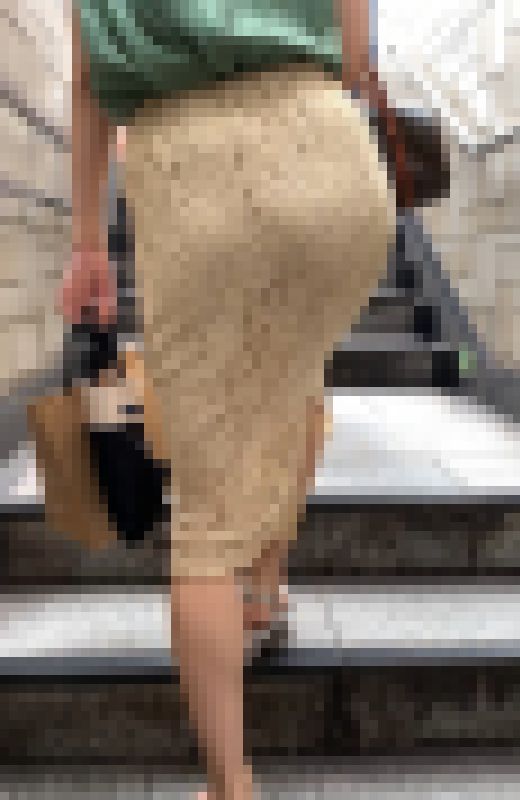 【OLシリーズ】ベージュレーススカートがひと際目立つOLの階段登りシーン【86】　サンプル画像3