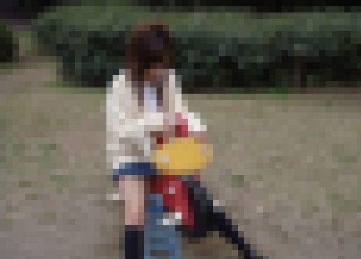 【見えてるのに気づいてない系女子】制服パンチラ　サンプル画像1