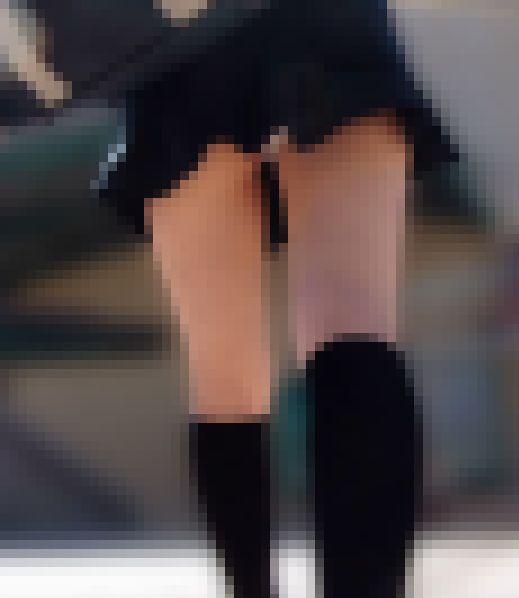 【顔有】突風でめくれて白パンツお尻がモロ出しになる制服美●女パンチラ盗撮　サンプル画像2