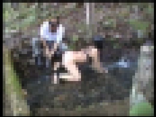 生ゴム肉Ｍ女全頭マスク　鞭打ち野外　Part 1　サンプル画像1