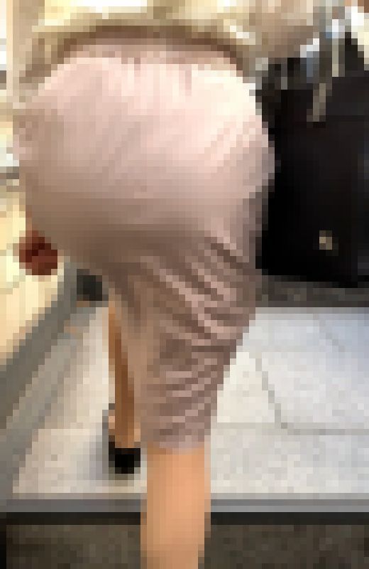 【OLシリーズ】スカートがお尻にピッタリ張り付いて階段を登るエロい女【111】 サンプル画像1