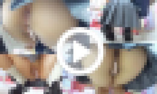 ノーパン? しゃがんでパックリと脚を開く・・・サンプル動画 サンプル画像3