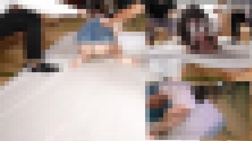 四つん這いで真っ白パンティ丸出しで悶絶絶叫の発狂お姉さん(完全オリジナル) サンプル画像1