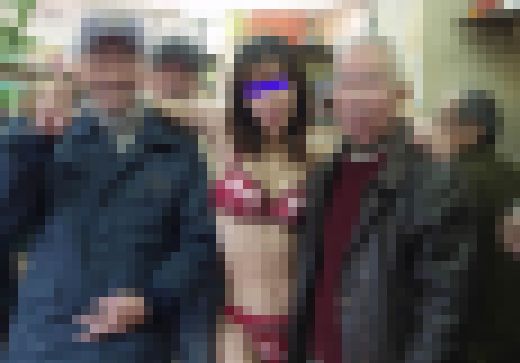 ◆素人投稿動画 「野外露出？はい、大好きです」どこでも余裕で裸になる顔バレNGのド淫乱OLさん 【Part.03：下着で商店街を　サンプル画像3