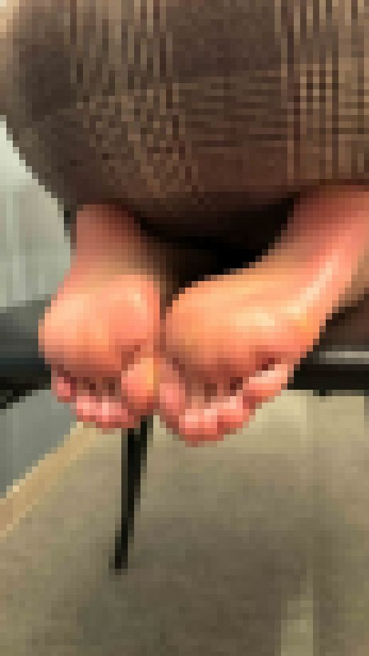 20代OLさん、厚底を履いて仕事をした後の蒸れた足の裏 サンプル画像3