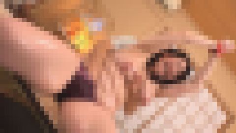 凄腕マッサージ師のフィンガーテクで大量潮吹きイカされまくりのぽちゃオバ様　サンプル画像1