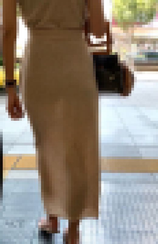 【OLシリーズ】これも生地が薄すぎ!透け透けの服を着たOLの後姿【126】 サンプル画像1