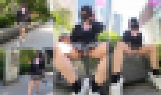 【縦型動画】制服ミニスカ娘が路上で生パンツ丸出し! 野外露出の緊張と興奮で股間濡れちゃった・・・ サンプル画像1