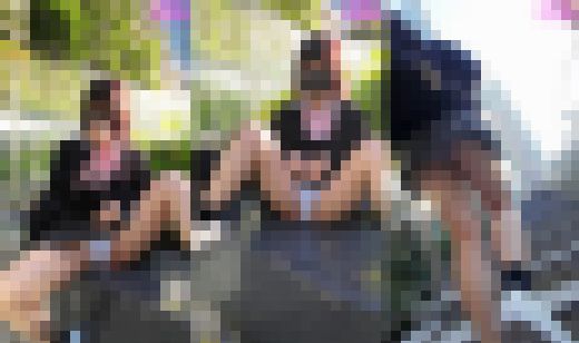 【縦型動画】制服ミニスカ娘が路上で生パンツ丸出し! 野外露出の緊張と興奮で股間濡れちゃった・・・ サンプル画像2