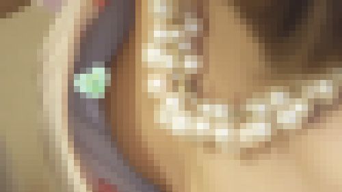 [4K]無防備な胸元の女子大生、乳首まで丸見え[胸チラ]　サンプル画像2