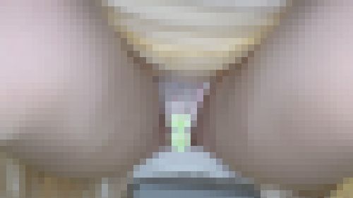 [4K]無防備な胸元の女子大生、乳首まで丸見え[胸チラ]　サンプル画像3