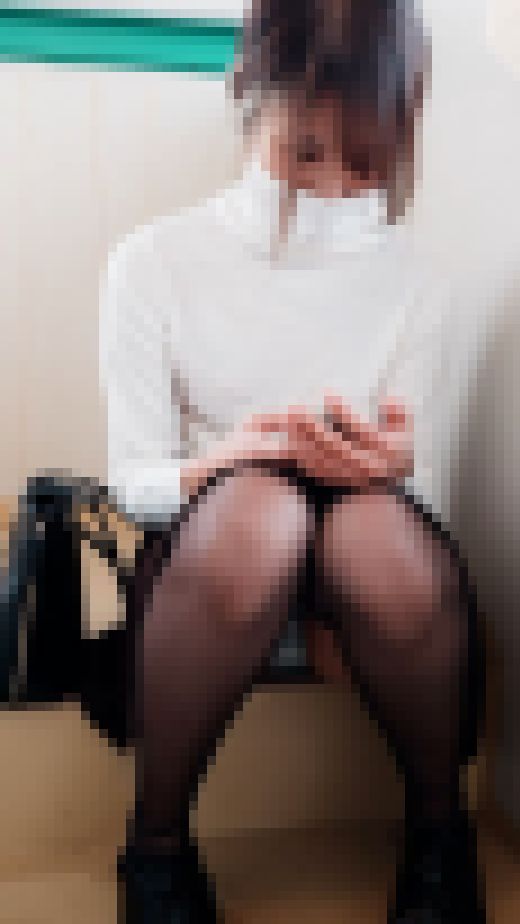 【スマホ縦画面】下着盗撮　階段　ローアングル　みき　20歳　サンプル画像2