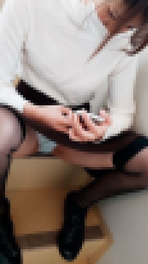 【スマホ縦画面】下着盗撮　階段　ローアングル　みき　20歳　サンプル画像3