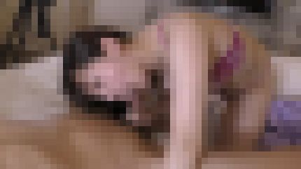 色白美乳の30歳の人妻が他人棒で膣奥を突かれて絶叫　サンプル画像2