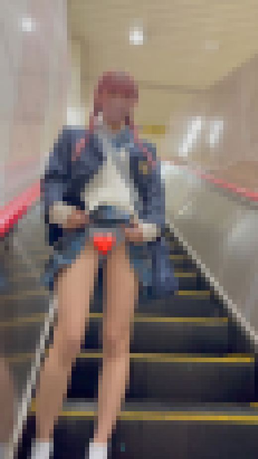 女子学生盗撮日記109　初登場！！青チェックピンク髪の激カワ美脚J系を電車内とトイレ内で盗撮【※完全主観22分超撮影】　サンプル画像2