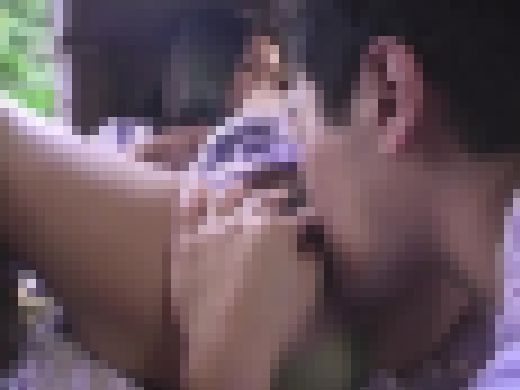 【ジャネス】公衆の面前でバレないようにこっそりハメル変態カップル #002 DFTA-052-02　サンプル画像2