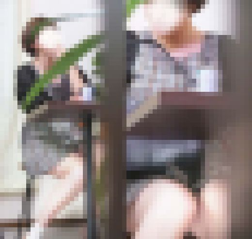 のぞいちゃってごめんなさい! 女バレOGがコチラの反応を見て楽しんでいるようです・・・ サンプル画像1