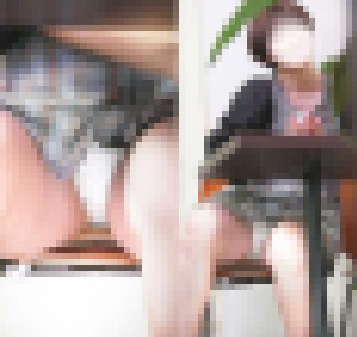 のぞいちゃってごめんなさい! 女バレOGがコチラの反応を見て楽しんでいるようです・・・ サンプル画像2