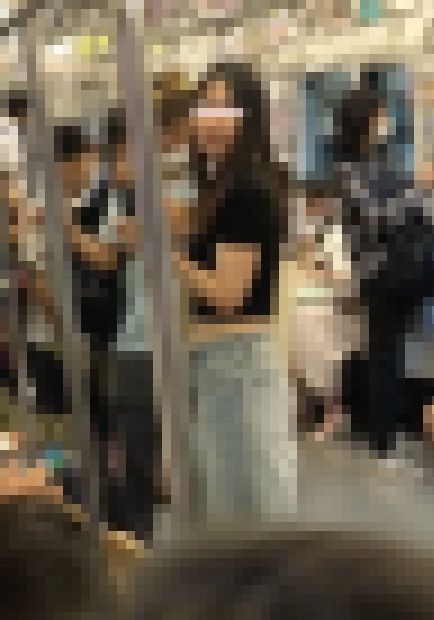 へそ出しすぎてヘアが見えそうな極上美女　サンプル画像1