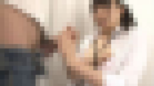 試着室で裾上げに夢中な美人販売員の目の前に勃起チ○ポ！File.2　サンプル画像3