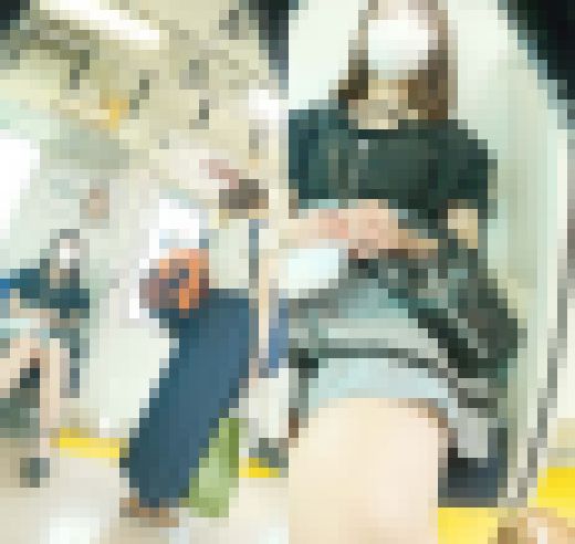 愛されJDちゃんの大事なおパンツ 電車対面パンチラ サンプル画像1