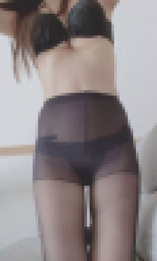 貧困裏アカ女子めぐの自撮り黒パンスト脱ぎ脱ぎ黒紐パン解きお尻ワレメご開帳動画　サンプル画像1