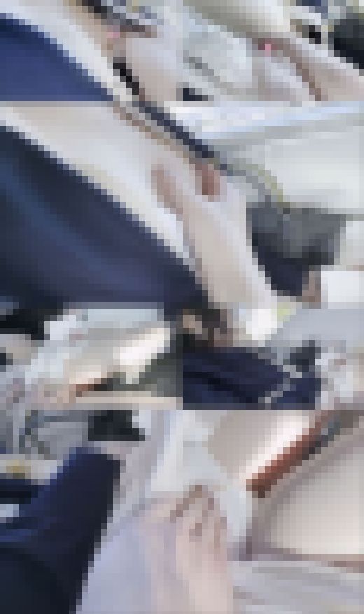 電車お触り21 坂道系のグループにいそうなS級美女がおっぱいと股間を触られまくってます　サンプル画像3