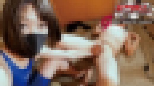 競泳水着高身長痴女の佳奈ちん玉破壊電気アンマ＆睾丸爆烈マッサージ　サンプル画像1