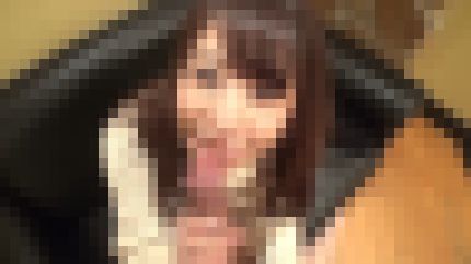 可愛らしい24歳カフェ店員が初ハメ撮りで喘ぎまくって放心状態になる　サンプル画像1