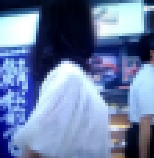 美人お姉さんの微乳の膨らみがイヤらしい　サンプル画像1