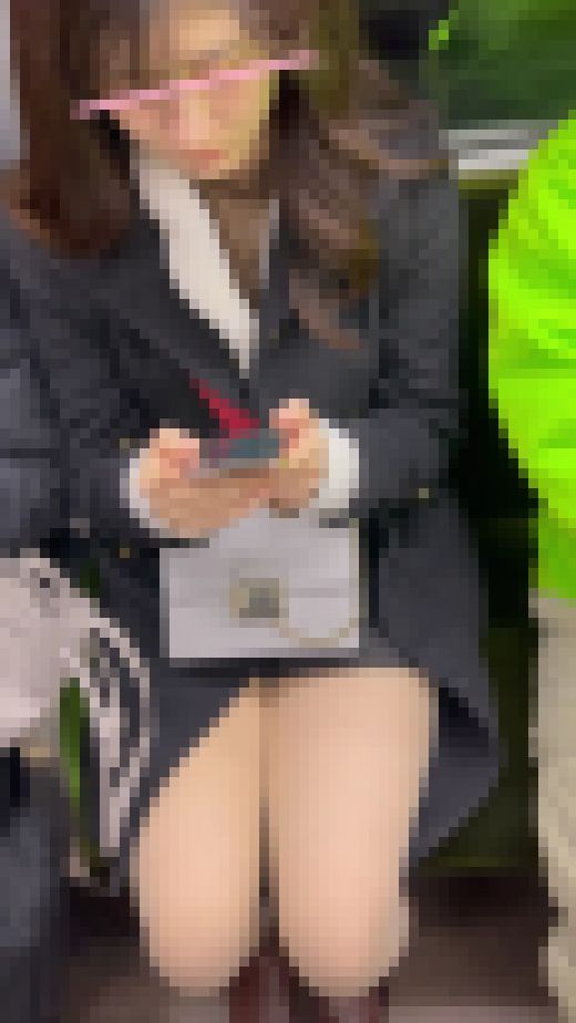 【電車内】ぶっかけ欲する白ムチJD脚~上から接写~ サンプル画像2