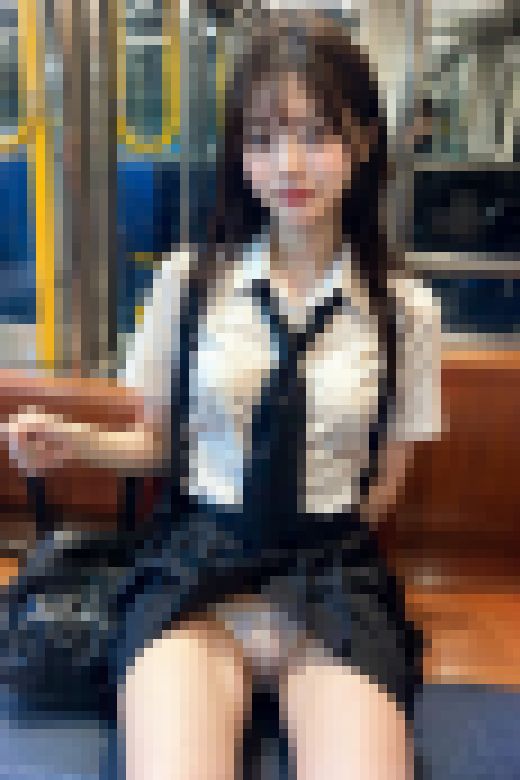 制服女子が電車の中であなただけにパンツをみせてくれる画像集 228p　サンプル画像3