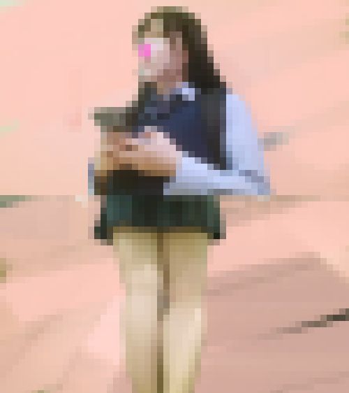 ムチムチ巨乳のJ◯に生チ◯シコらせながらローター攻撃ｗけしからん尻圧で我慢出来ずに中出しｗ　サンプル画像1