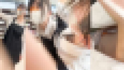 【店員個撮㉓】ぷっくり乳首集！働く女性店員の胸チラ・パンチラ!!(本屋/バザー会場)　サンプル画像1