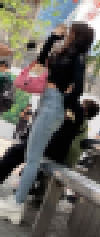 136 キャバ嬢のスキニーエロ尻に密着 サンプル画像2