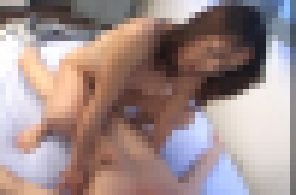 【オナニーに最適】大股開きの騎乗位でヨガる人妻に口内発射！　サンプル画像1