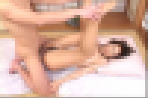 いきなり挿入！　美白の奥さんにバック、正常位で胸射！　無料画像2