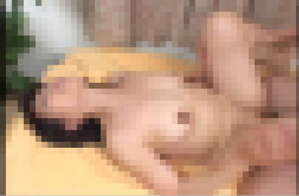 いきなり挿入！　恥ずかしがりながら股を開く人妻に胸射！　サンプル画像3