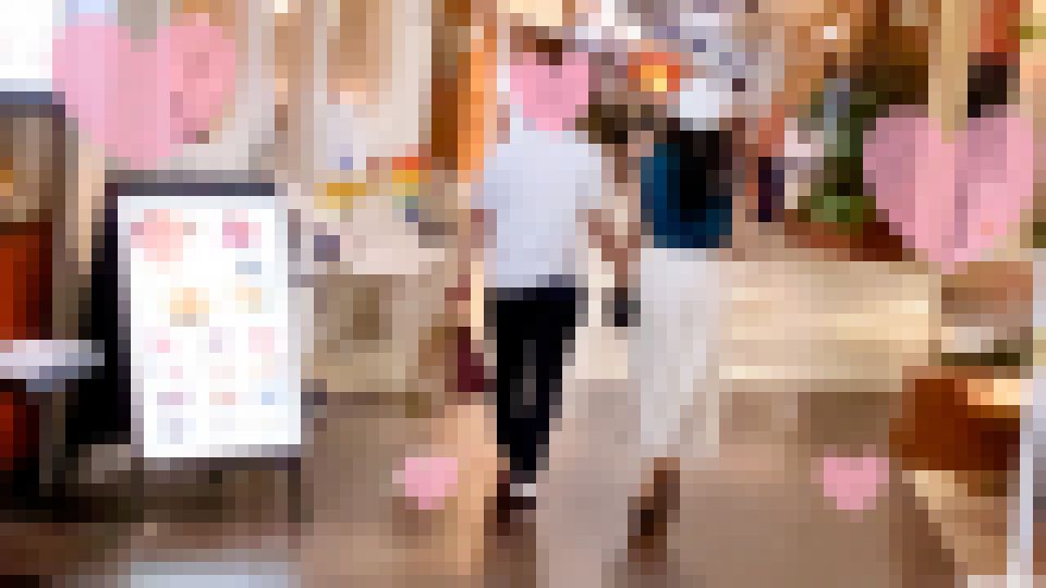 【ガチ浮気】性欲旺盛　23歳　新婚奥さん　旦那とのデート中に浮気を楽しむ！バレないように電話させて種付けに酔いしれるド淫乱痴女奥さん。荒々しい男に犯されるプレイが好き【個人撮影】　無料画像1