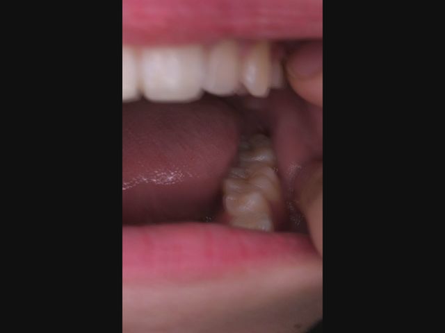 口内・綺麗なお口の中からでる唾液をM男がごくりと飲み干す!!　サンプル画像05