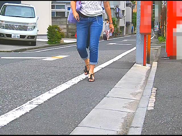 【復刻版】女子大生のサンダルやスニーカーがイモムシを踏み潰す!　サンプル画像06