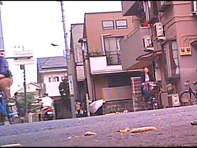 【復刻版】女子大生の秋の靴が靴底にイモムシを貼りつけて歩き去る!(前編)　サンプル画像04