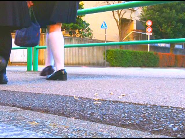 【復刻版】三つ折り白ソックスとストラップシューズがイモムシを踏み潰す!(後編)　サンプル画像02