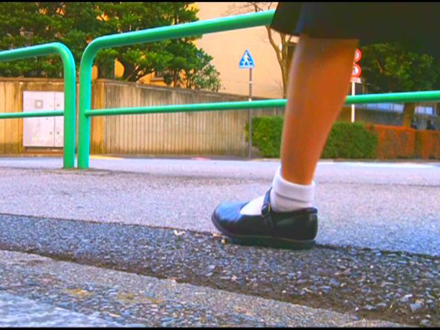 【復刻版】三つ折り白ソックスとストラップシューズがイモムシを踏み潰す!(後編)　サンプル画像03