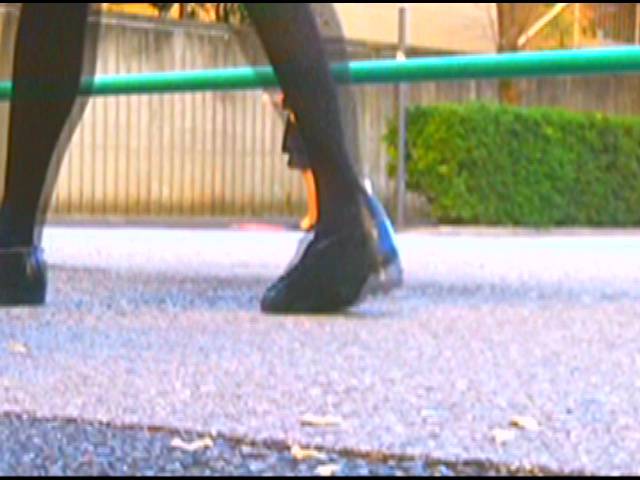 【復刻版】三つ折り白ソックスとストラップシューズがイモムシを踏み潰す!(後編)　サンプル画像04